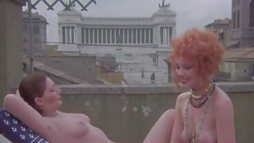 가장 못된 여자 친구가 그녀의 얼굴에 폭격을 가했습니다.