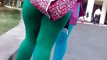 소파에 캐스팅 된 화려한 눈을 가진 십대 아마추어