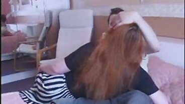 뜨거운 쿠거는 그녀의 음부를 의붓 아들에게 제공합니다.