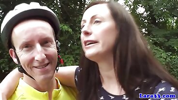 명령하는 Stepma는 그녀의 수탉을 면도하는 데 도움을 원합니다