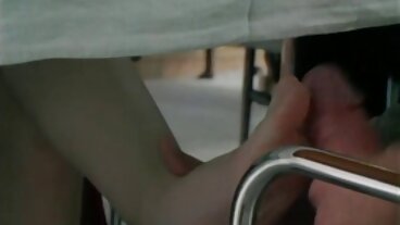 거대한 젖가슴 보스 레이디가 섹스를 위해 입대 한 풀 보이!