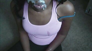 완벽한 십대 걸레는 아빠의 친구에게 그녀의 항문을 제공합니다