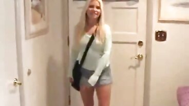 Stepbro는 쾌활한 Elsa Jean과 Alana Summers가 그의 비버 욕설과 놀도록 허용합니다.