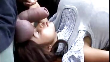 작은 Quinn은 그녀의 항문을 파괴합니다.