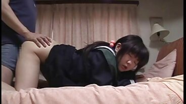 Alexis Love는 그녀의 편도선을 두드리는 수탉을 얻었습니다.