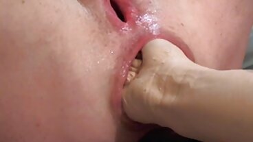 Brazzers: Sara Retali는 PornHD에서 그녀의 새 격자 무늬 치마를 찢었습니다.
