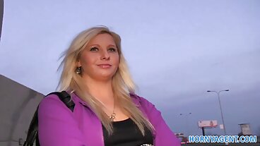 치료사는 젊은 스터드를 위해 그녀의 음부를 처방합니다!