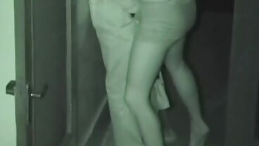 목마르고 흥분한 빨간 머리 에블린 클레어가 엉덩이를 보여줍니다.