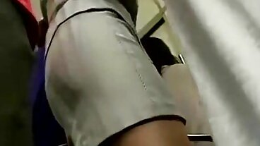 치료사는 젊은 스터드를 위해 그녀의 음부를 처방합니다!