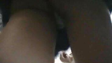 2 의붓 자매는 집에서 열정적 인 음부 핥기에 참여