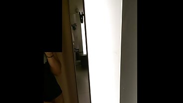 순진한 찾고 빨간 머리 Jia는 검은 수탉을 갈구하고 그것을 가져옵니다.