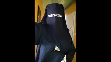 MILF 소피아 스타에게 과일 및 프랑크푸르터 먹이기